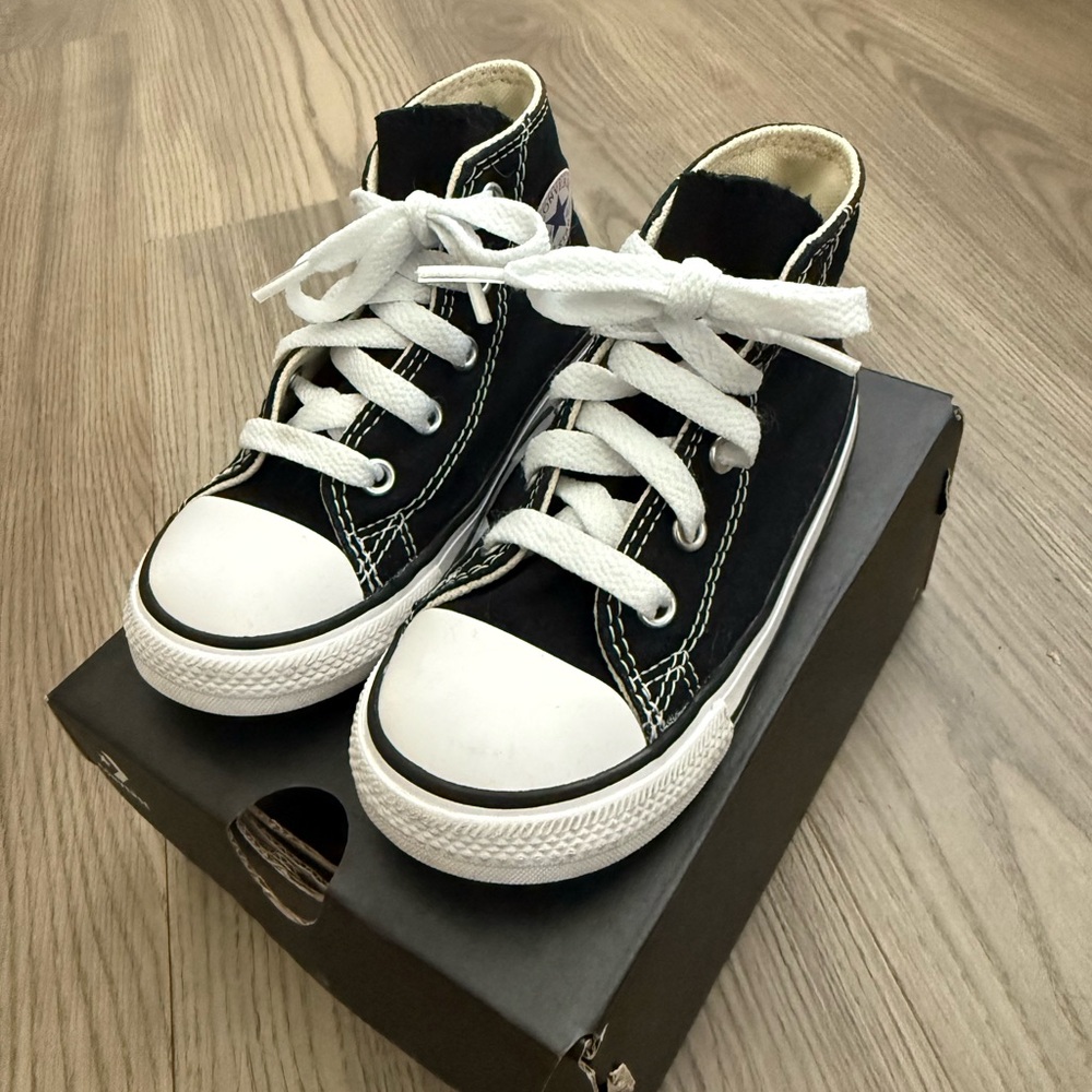 Like New Converse Toddler High Tops Size 8